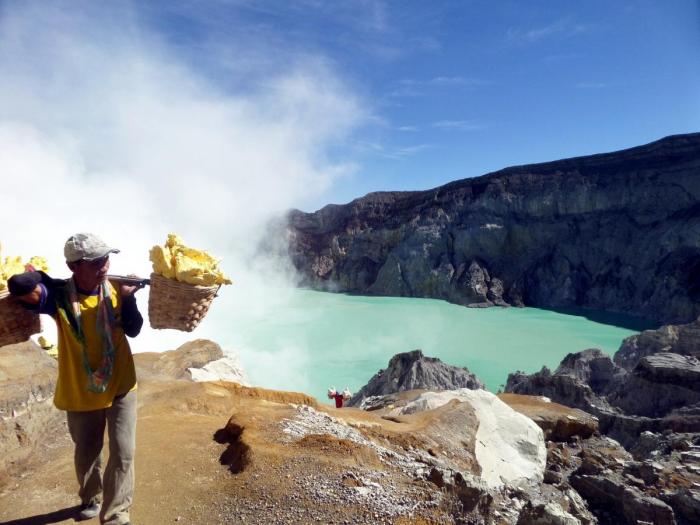 Petualangan Seru di Kawah Ijen Banyuwangi dengan Trek Menantang