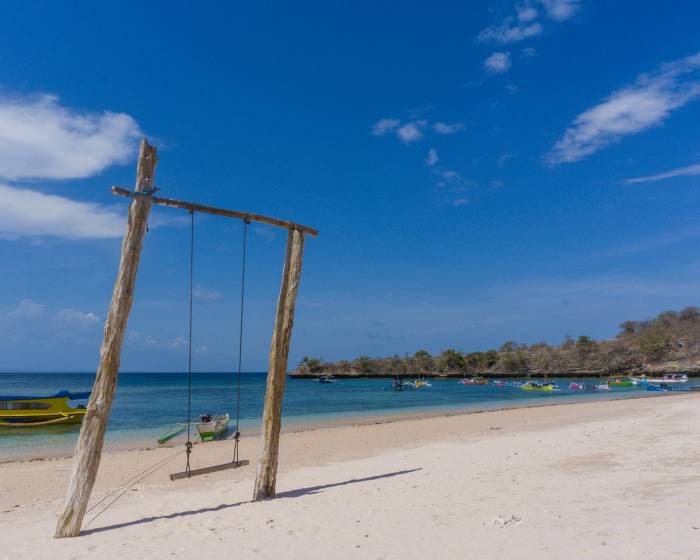 Liburan Asyik di Pantai Pink Lombok dengan Trek Menantang