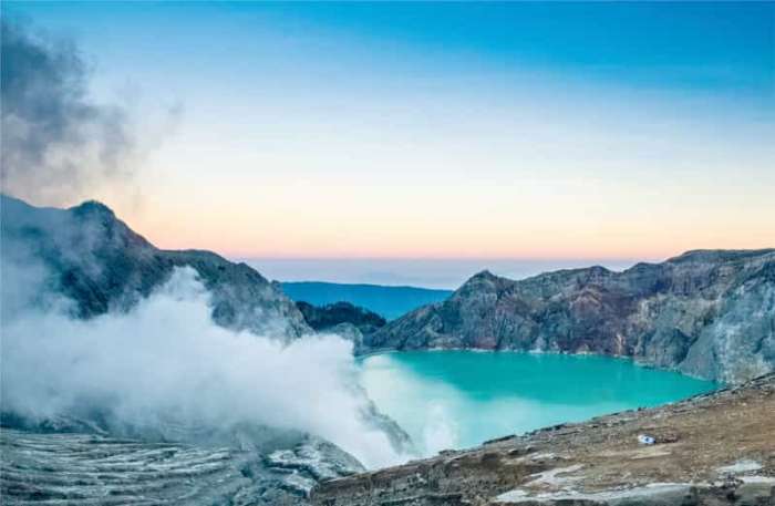 Ijen banyuwangi kawah crater start wisata wandernesia sunrise admiring