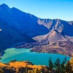 Tempat Terbaik untuk Mendaki di Pantai Pink Lombok dengan Panorama Indah