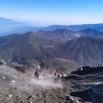 Menghabiskan Waktu di Puncak Gunung Semeru untuk Solo Traveler