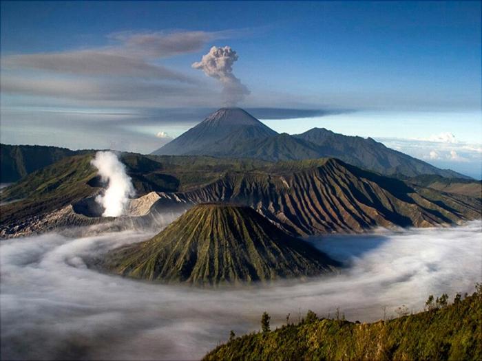 Menjelajahi Keindahan Puncak Gunung Semeru dengan Keluarga