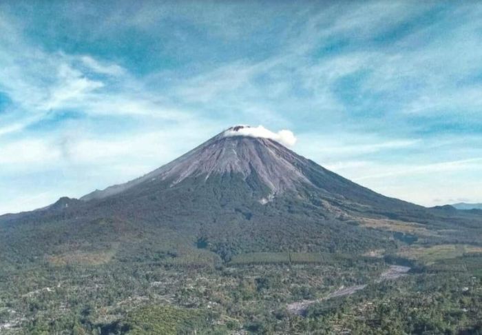 Volcano semeru volcanism