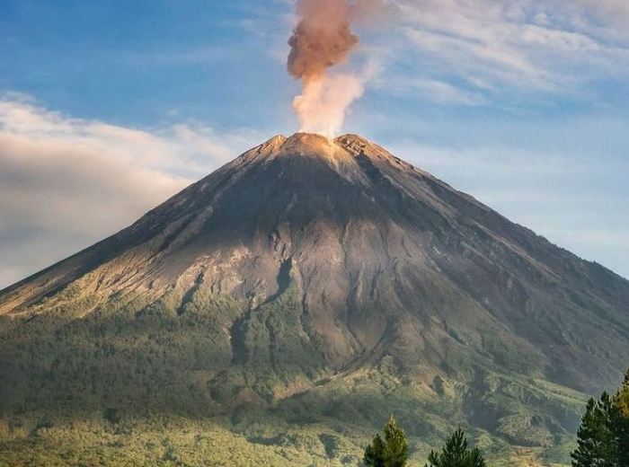 Mengungkap Pesona Puncak Gunung Semeru dengan Keluarga