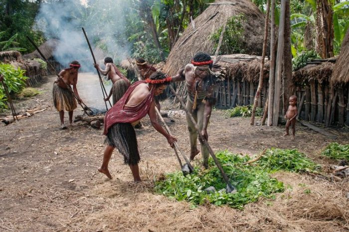 Menjelajahi Keindahan Lembah Baliem Papua yang Cocok untuk Camping