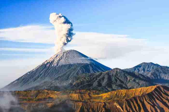 Semeru volcano gunung tourism indonesia java mount puncak