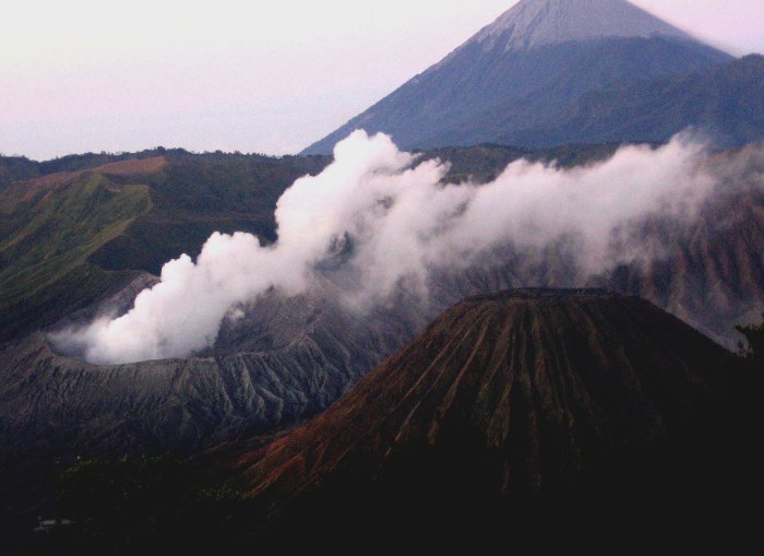 Eksplorasi Alam Terbuka di Puncak Gunung Semeru yang Ramah untuk Anak-anak