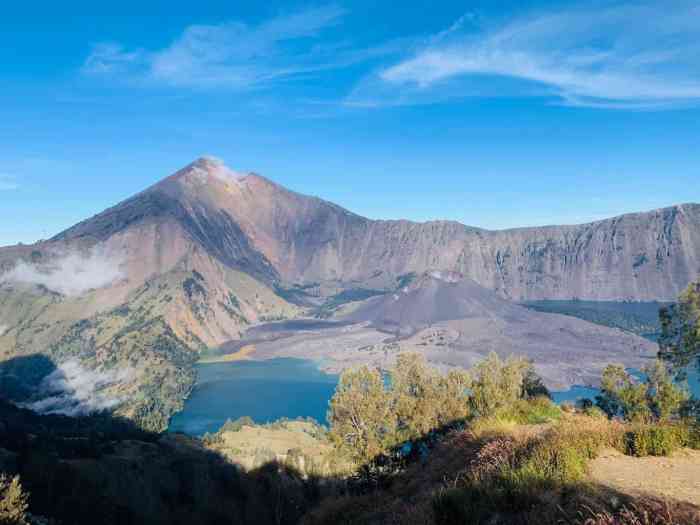 Rinjani trekking climb thorough triptins