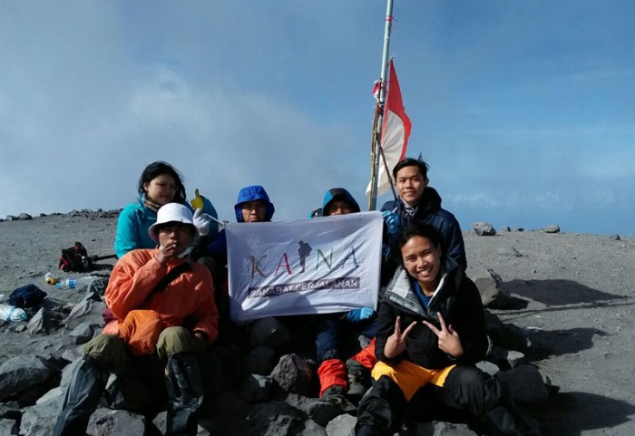 Petualangan Seru di Puncak Gunung Semeru untuk Solo Traveler