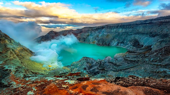 Eksplorasi Alam Terbuka di Kawah Ijen Banyuwangi dengan Panorama Indah