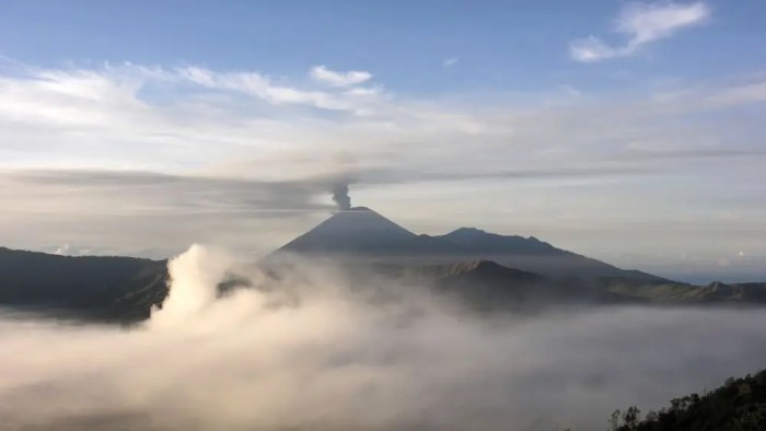 Menjelajahi Keindahan Puncak Gunung Semeru yang Lagi Viral