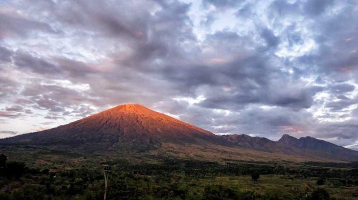 Mengenal Kekayaan Alam Gunung Rinjani yang Lagi Viral