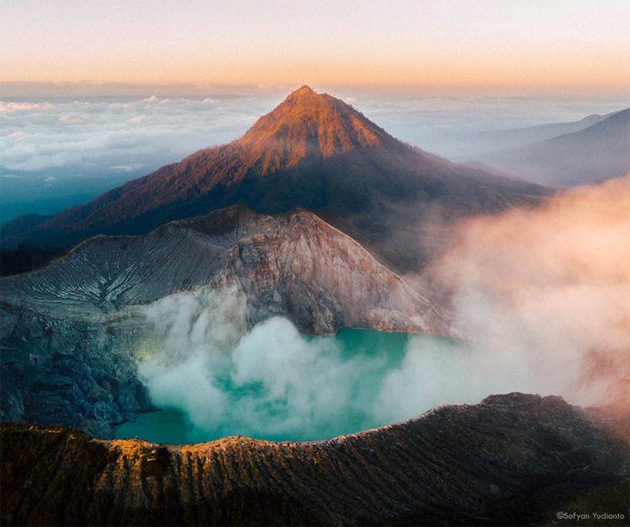 Ijen mount trekking miner carrying sulfur while crater days night off