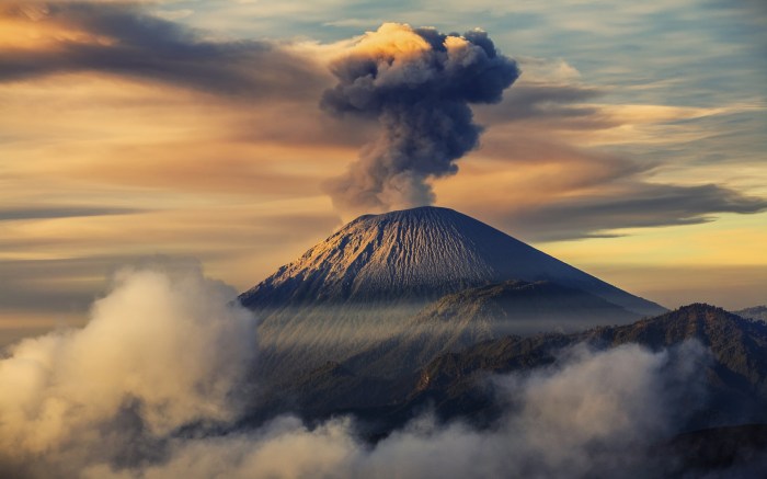 Mengenal Kekayaan Alam Puncak Gunung Semeru untuk Healing