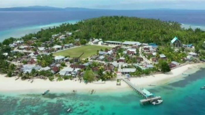 Menghabiskan Waktu di Pulau Morotai Maluku yang Lagi Viral