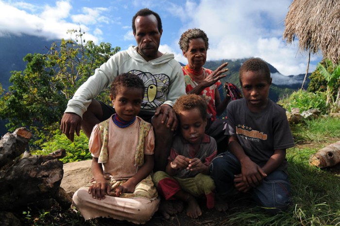 Baliem papua hiking trekking valle tourists incredibly went travelsauro